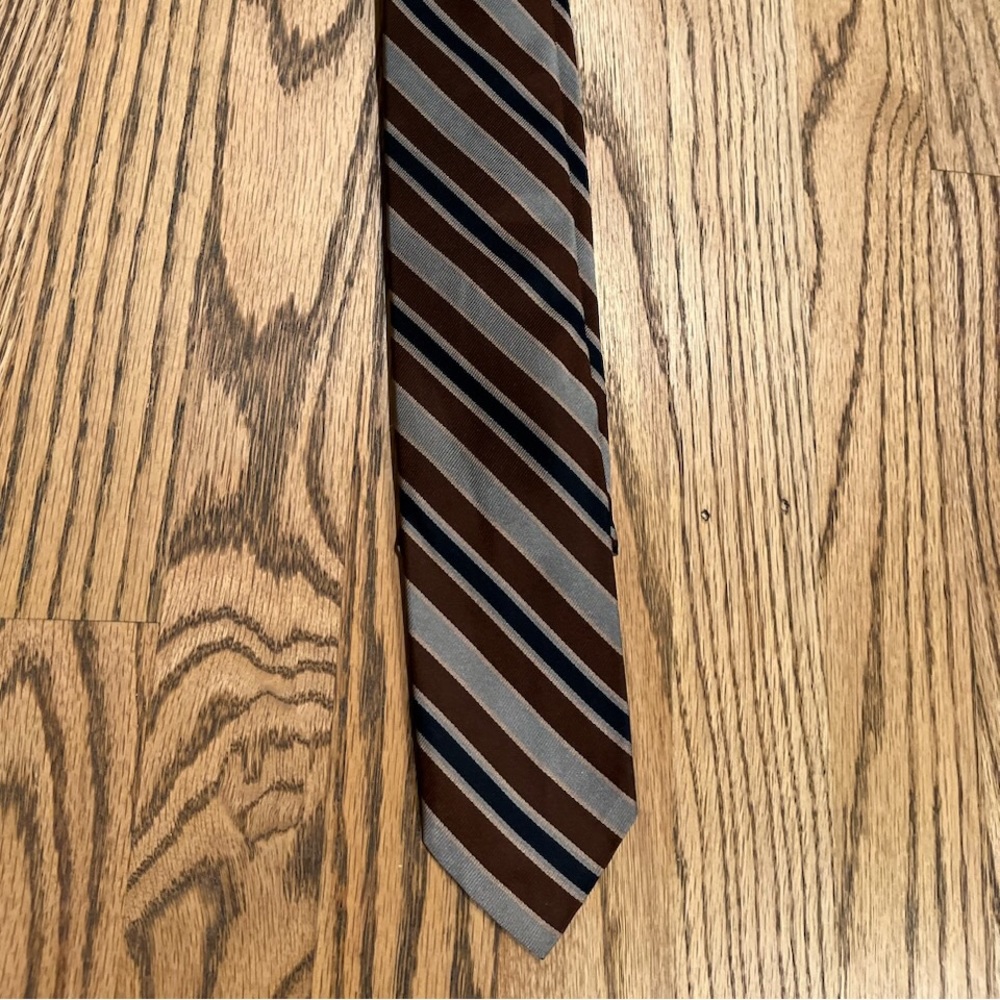 Hand sewn men’s tie.